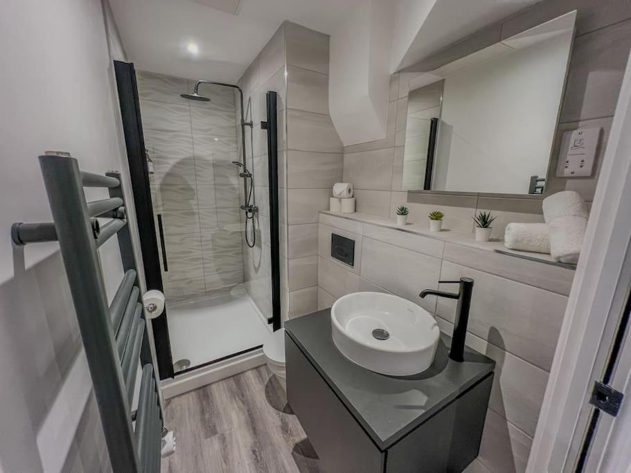 Orange Rentals-High Spec, Midnight Suite, Sleeps 4-Pets Welcome! Liverpool Kültér fotó